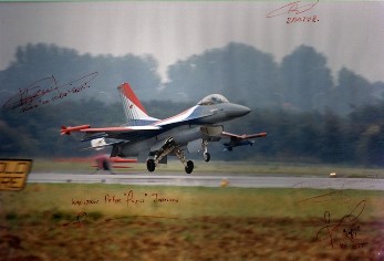 Celle-ci aussi à fine dans l'escadrille  de ce F16 Demo Display